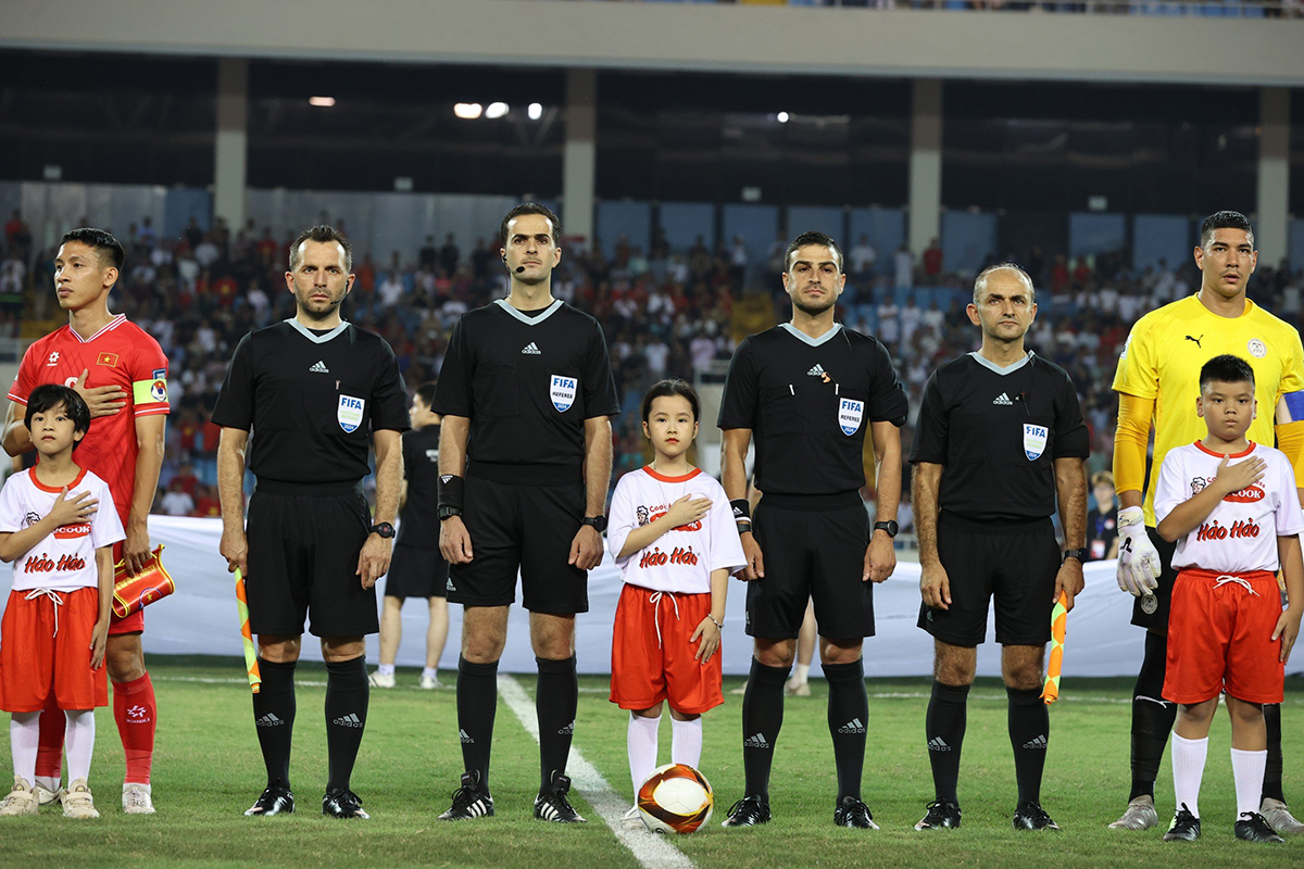 Tiếp sức niềm đam mê trái bóng tròn cho trẻ em Việt Nam